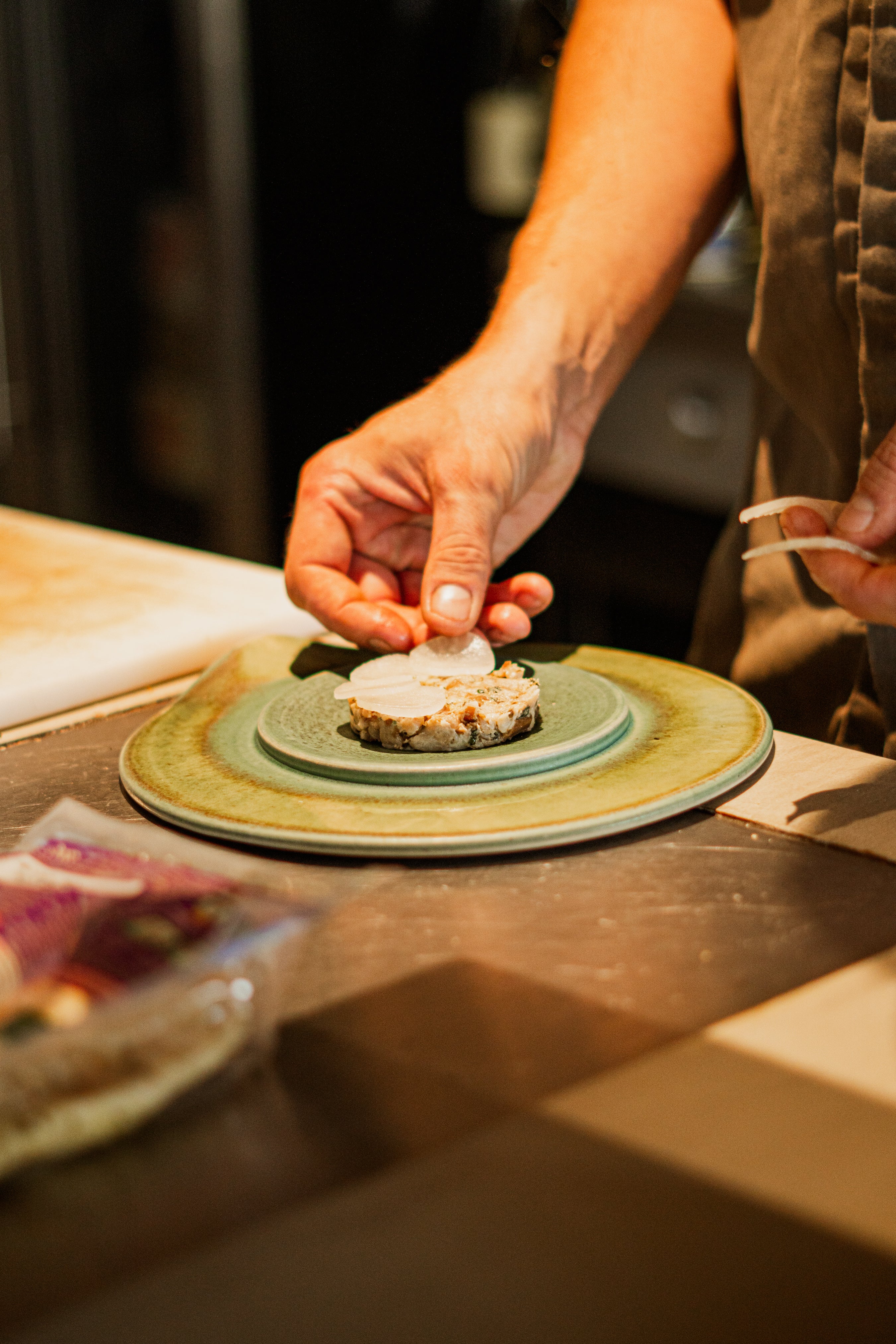 Chef bereidt een culinair gerecht met wijnen en recepten uit het VinVista wijnpakket, ideaal voor een luxe wijnproeverij thuis