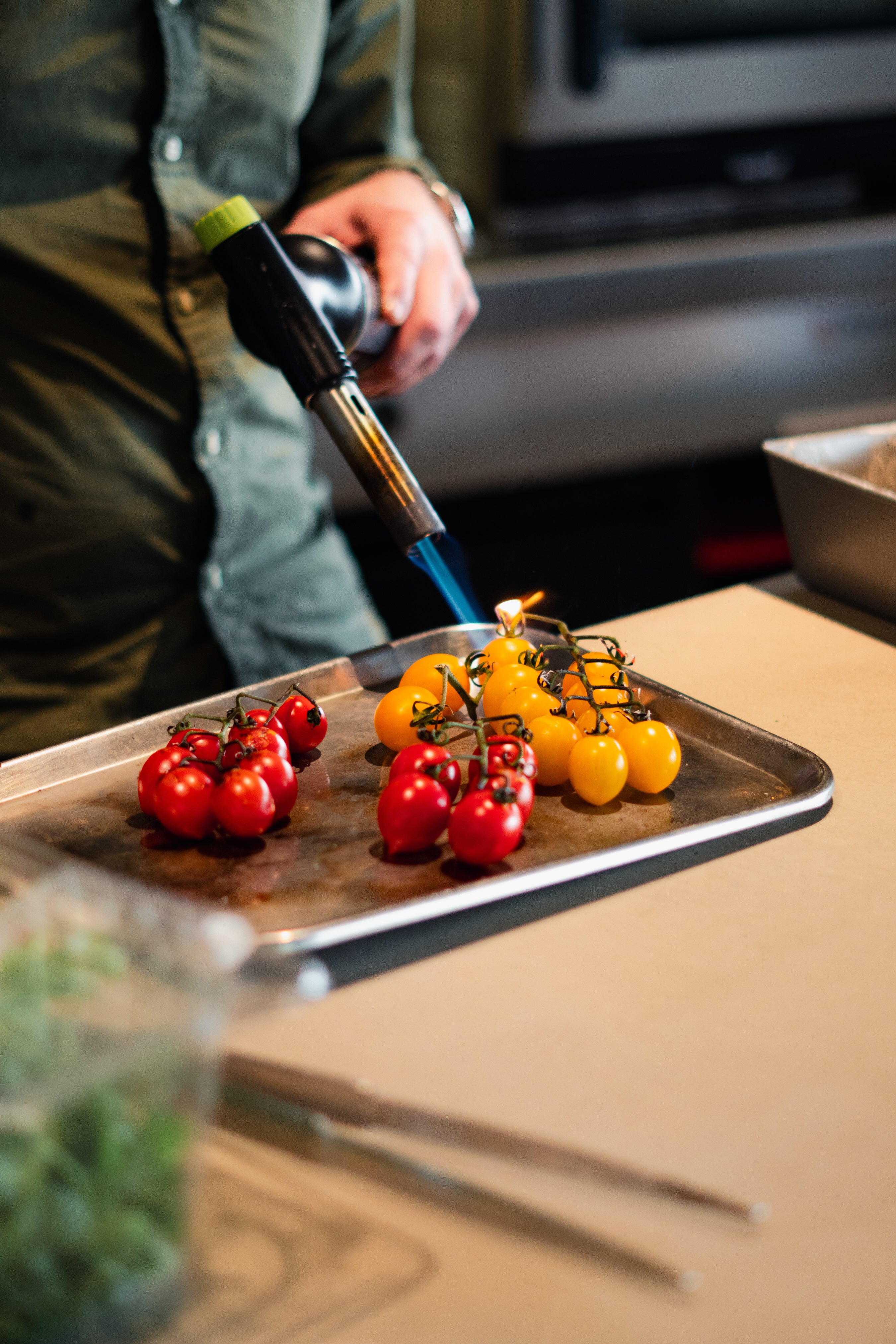 Het flamberen van tomaten in een restaurant, gebruikt in culinaire gerechten uit de VinVista wijnpakketten